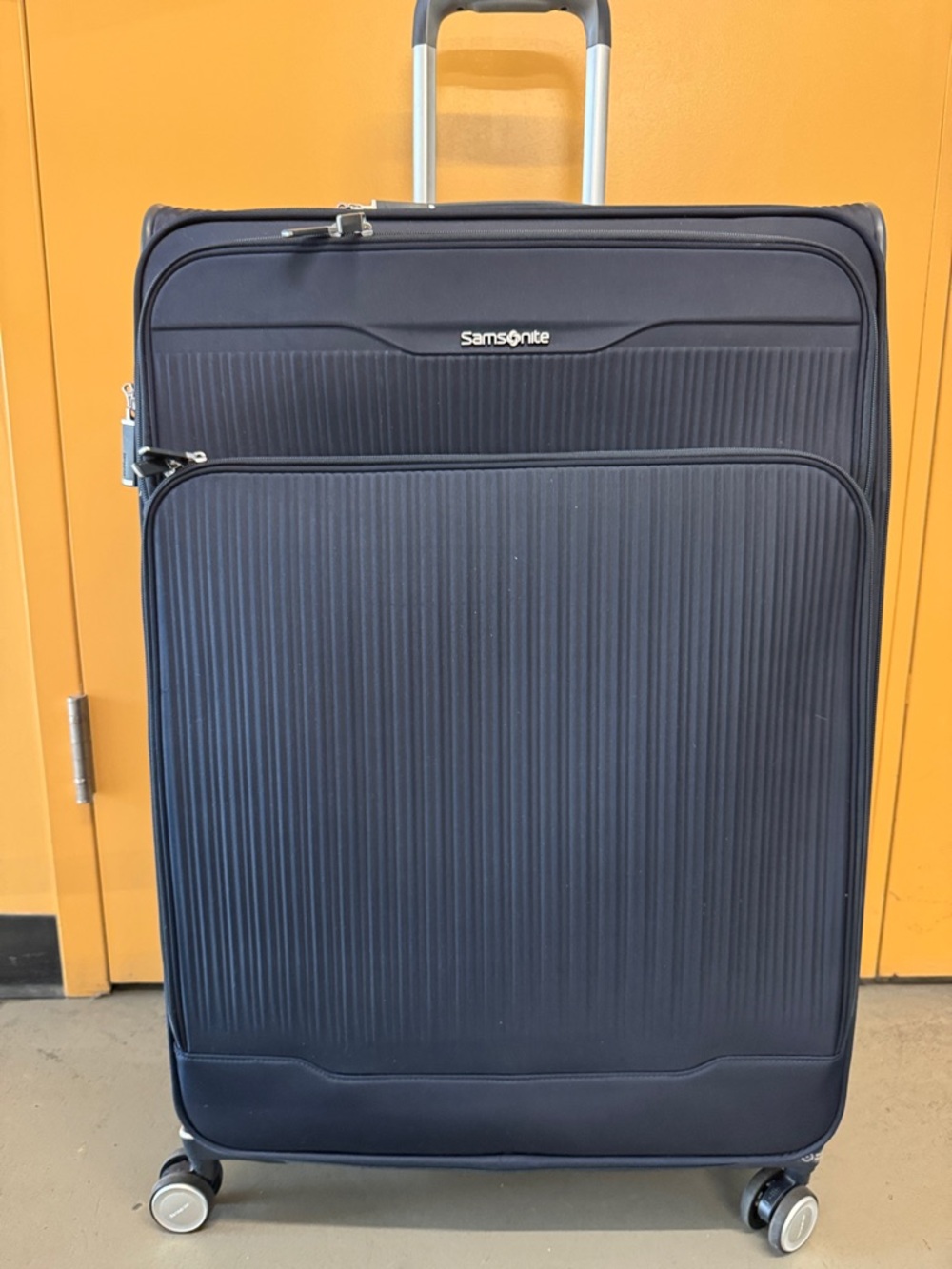 Samsonite Navy NWOT  Blue Upright Spinner checked large with Front Pocket
